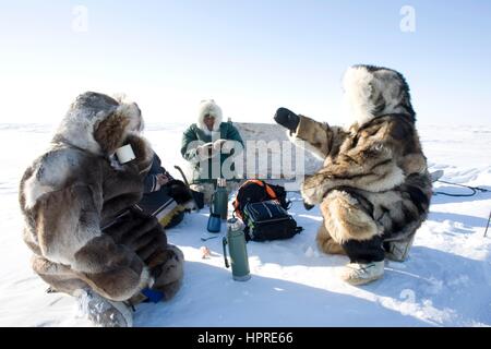 Inuit del Canada sono a caccia di animali da pelliccia per Foto Stock