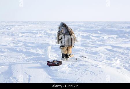 Inuit del Canada sono a caccia di animali da pelliccia per Foto Stock