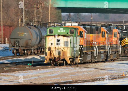 Un caboose e locomotive parcheggiato a una ferrovia BNSF cantiere in Keokuk, Iowa. Foto Stock