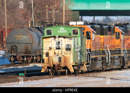 Un caboose e locomotive parcheggiato a una ferrovia BNSF cantiere in Keokuk, Iowa. Foto Stock