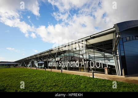 Edificio del terminal dell'aeroporto Southend di Londra, Southend on Sea, Essex, Regno Unito. Con lettere di testo, nome dell'aeroporto Foto Stock