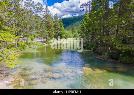 Un fiume alpino in Sudtyrol, Italia Foto Stock