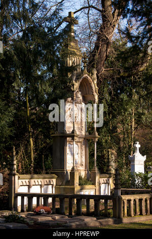 L'Europa, Germania, Colonia, vecchia tomba presso il cimitero Melaten. Foto Stock