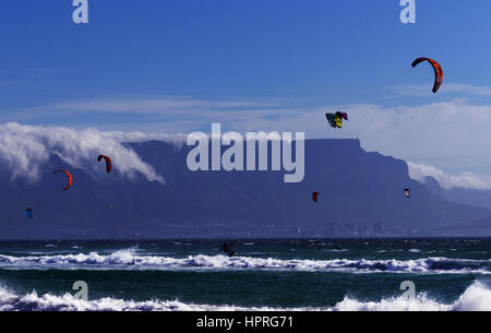 Il kite surf a Cape Town. La Table Mountain è in background. Foto Stock