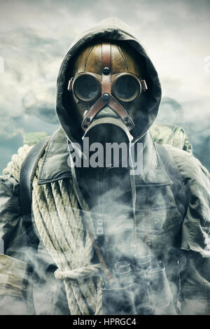 Catastrofe ambientale. Post-apocalittico superstite in maschera a gas Foto Stock