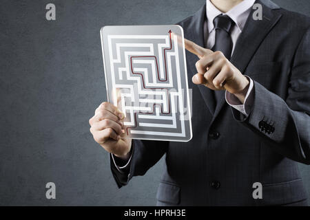 Imprenditore con soluzioni di labirinto Foto Stock