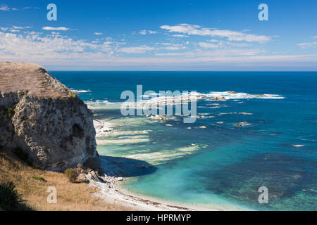 Kaikoura, Canterbury, Nuova Zelanda. Clifftop vista sulla baia di Whalers dalla penisola di Kaikoura passerella. Foto Stock