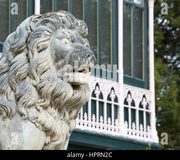 Dunedin, Otago, Nuova Zelanda. Uno di una coppia di leoni in pietra a guardia dell'ingresso principale al Castello Larnach, Penisola di Otago. Foto Stock