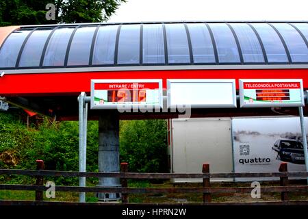 La funivia in Poiana Brasov, in una stazione sciistica invernale vicino alla città di Brasov, Transilvania, Romania. Foto Stock