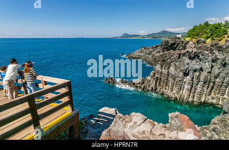 Corea del Sud, Jeju-do, Jeju Island, vista di Jusangjeollidae rocce con cubo e a forma di esagono pilastri di roccia Foto Stock