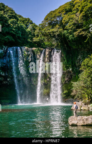 Corea del Sud, Jeju-do, Jeju Island, 22 metri Cheonjiyeon cascata Foto Stock