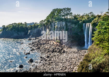 Repubblica di Corea, Jeju Island, Jeongbang Falls, cadendo da un 23 metri di scogliera costiera. Foto Stock
