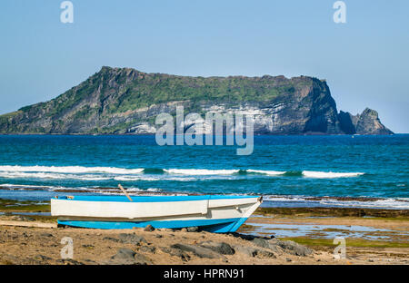 Corea del Sud, costa orientale dell'Isola di Jeju, vista di thw 182 metri cono di tufo di Seongsan Ilchulbong Sunrise Peak da Sinyang Beach Foto Stock