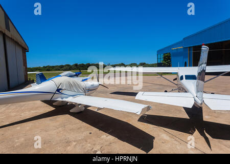 Aeromobili leggeri propellor aerei parcheggiati fuori pista di atterraggio per aerei di campagna closeup,abstract,giornata d'estate. Foto Stock