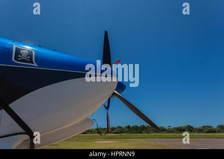 Aeromobili leggeri propellor aerei parcheggiati fuori pista di atterraggio per aerei di campagna closeup,abstract,giornata d'estate. Foto Stock