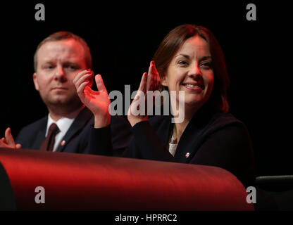 Scottish leader laburista Dugdale Kezia con Scottish Segretario generale Brian Roy (sinistra) sul palco davanti al dibattito in Scozia nel Regno Unito presso il partito della Scottish conferenza presso la Sala da Concerti di Perth. Foto Stock