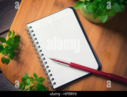 Notebook per ricette culinarie su un tagliere Foto Stock