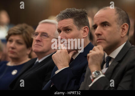 Cancelliere ombra John McDonnell (seconda a sinistra) e Shadow Brexit segretario Keir Starmer (seconda a destra) sit in pubblico durante il leader del partito laburista Jeremy Corbyn il discorso di Brexit al Savoy posto nel centro di Londra. Foto Stock