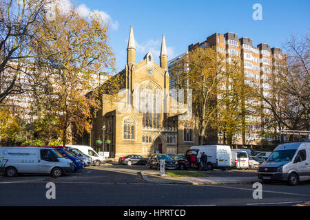 Auto e furgoni parcheggiati al di fuori di St John's, Hyde Park, Hyde Park Crescent, Londra, Regno Unito Foto Stock
