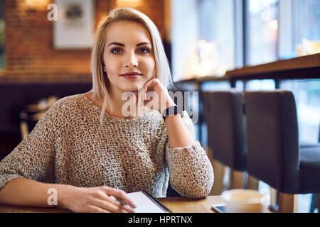 Ritratto di giovane e bella womanin un cafe Foto Stock