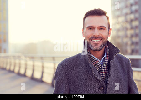 Ritratto di uomo bello indossare rivestire durante il freddo inverno sera Foto Stock