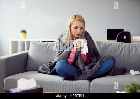 Malata in sala soggiorno sotto coperta Foto Stock
