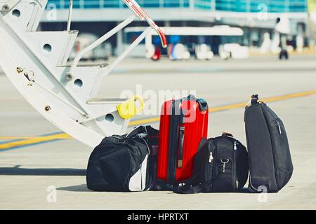 Il viaggio bagagli sono pronti per il caricamento e l'aereo all'aeroporto. Foto Stock