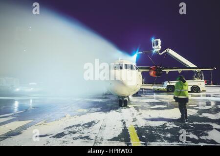 Aeroporto in inverno. Lo sbrinamento dell'aereo prima del volo. Foto Stock