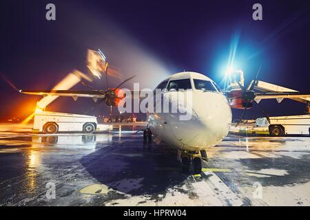 Aeroporto in inverno. Lo sbrinamento dell'aereo prima del volo. Foto Stock