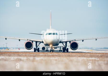 Aeroporto in inverno. Gli aerei sono in rullaggio per la pista di decollo. Foto Stock