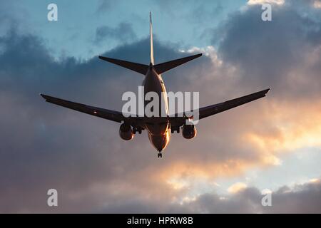 Silhouette di un aereo in fase di atterraggio all'aeroporto Foto Stock