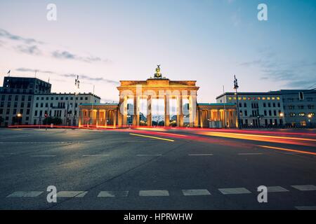 Porta di Brandeburgo - sunrise a Berlino, Germania Foto Stock