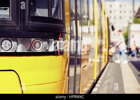 Tram giallo nella stazione - Berlino, Germania Foto Stock