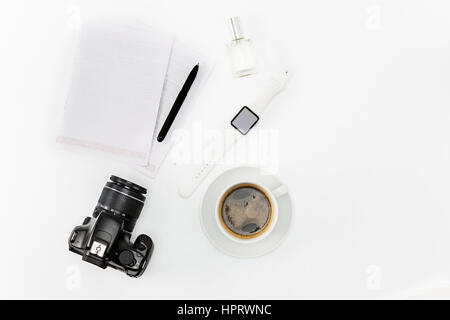 Caffè e oggetti personali sul desktop su bianco Foto Stock