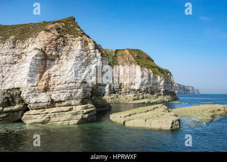 Chalk drammatiche scogliere a Thornwick bay, Flamborough su una bella e soleggiata giornata di settembre. Foto Stock