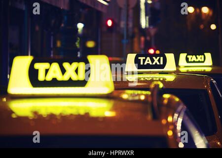 Taxi auto sulla strada di notte Foto Stock