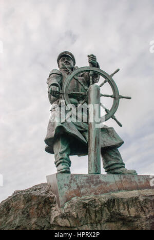 Una chiusura della statua di Dic Evans a Moelfre scialuppa di salvataggio dalla stazione di Angelsey, Galles Foto Stock