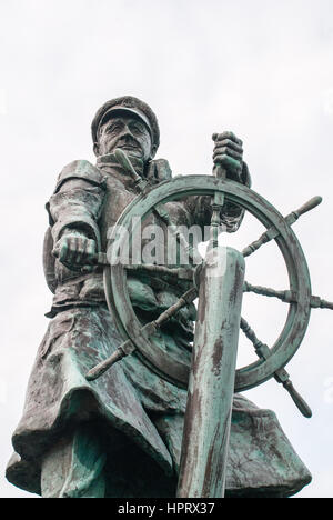 Una chiusura della statua di Dic Evans a Moelfre scialuppa di salvataggio dalla stazione di Angelsey, Galles Foto Stock