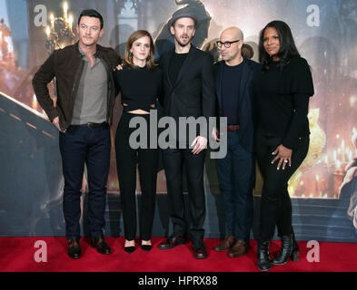 (Da sinistra a destra) Luke Evans, Emma Watson, Dan Stevens, Stanley Tucci e Audra Mcdonald durante una chiamata di foto con il cast di La Bella e la Bestia, al Corinthia Hotel di Londra. Foto Stock