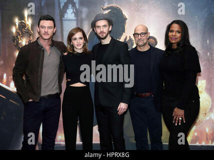 (Da sinistra a destra) Luke Evans, Emma Watson, Dan Stevens, Stanley Tucci e Audra Mcdonald durante una chiamata di foto con il cast di La Bella e la Bestia, al Corinthia Hotel di Londra. Foto Stock