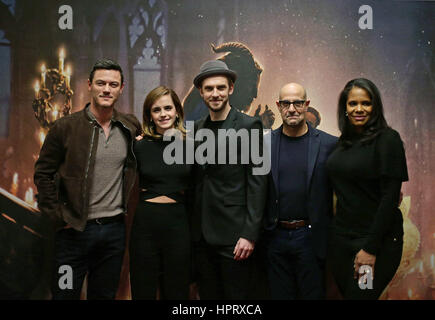 (Da sinistra a destra) Luke Evans, Emma Watson, Dan Stevens, Stanley Tucci e Audra Mcdonald durante una chiamata di foto con il cast di La Bella e la Bestia, al Corinthia Hotel di Londra. Foto Stock