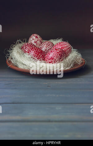 Ancora in vita con Pysanka, decorate le uova di Pasqua, secco i rami di salici su legno nero, sfondo spazio copia Foto Stock