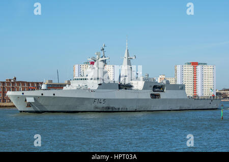 SAS Amatola (F145) a South African Navy navi da guerra, lasciando Portsmouth, Regno Unito il 24 febbraio 2017. Foto Stock