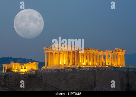 Il Partenone in collina dell'Acropoli di Atene, Grecia shot in blu ora con la luna crescente al di sopra del cielo Foto Stock