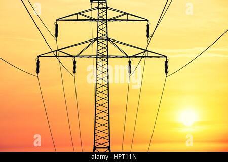 Silhouette del pilone di elettricità al sunrise Foto Stock