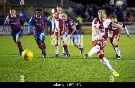 Rangers Martyn Waghorn punteggi il suo lato del primo obiettivo del gioco dalla pena spot durante la Premiership scozzese corrispondono a Tulloch Caledonian Stadium, Inverness. Foto Stock