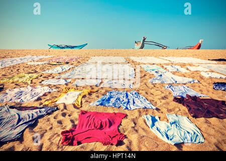 Panni lavati sono essiccazione sulla spiaggia. Foto Stock