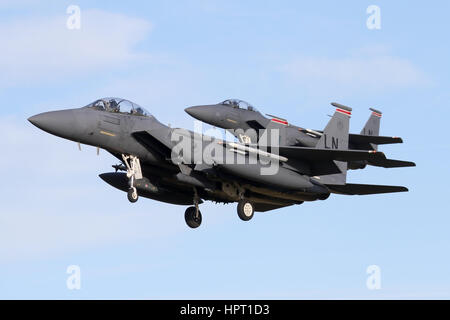 Due nave approccio da parte di una coppia di 494th Fighter Squadron F-15E della RAF Lakenheath sulla pista 24. Foto Stock