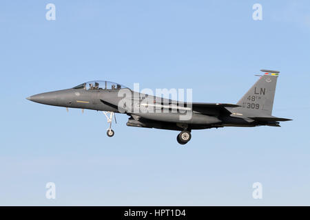 Sebbene volato da chi è assegnato il giorno, questo F-15E è contrassegnato come l'ala dei comandanti di aeromobili per la 48th Fighter Wing a Lakenheath. Foto Stock