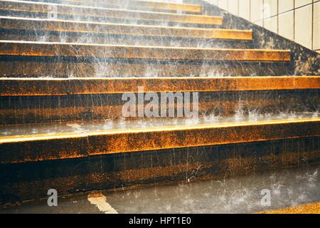 Heavy Rain in città. Le gocce di pioggia sulla scala durante l'acquazzone. Foto Stock